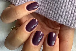 Однотонный маникюр на короткие ногти: самые модные цвета зимы-2026