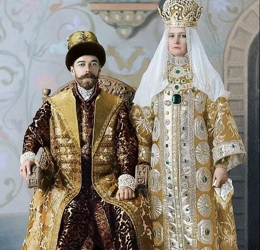 Николай II и Александра Федоровна в традиционных русских нарядах
