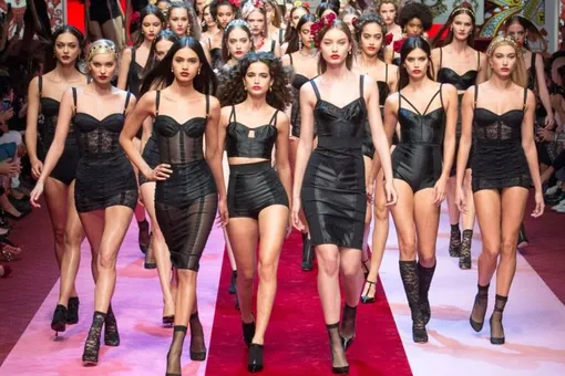 Dolce & Gabbana вернулись к истокам: 37 луков с черными корсетами в стиле 90-х