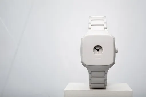 Часы из высокотехнологичной керамики Rado True Square Formafantasma