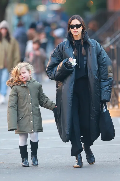 Ирина Шейк с дочерью Леей на прогулке