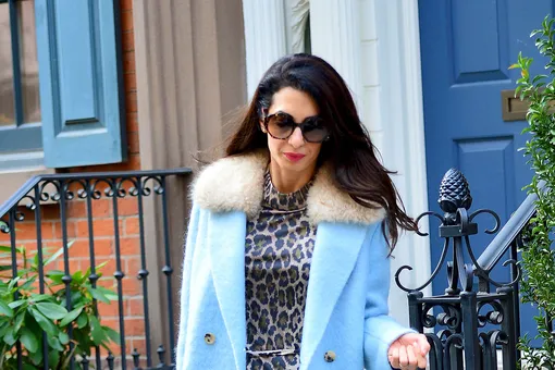 Урок стиля от Джеки Кеннеди: Амаль Клуни в леопардовом платье и голубом пальто