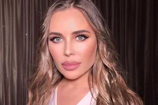 Звезда «Уральских пельменей» Юлия Михалкова доказала, что даже обычный офисный костюм может быть сексуальным Звезда «Уральских пельменей» Юлия Михалкова доказала, что даже обычный офисный костюм может быть сексуальным