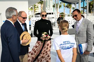 Как сделать образ с черной водолазкой не скучным — учимся у княгини Монако Шарлен