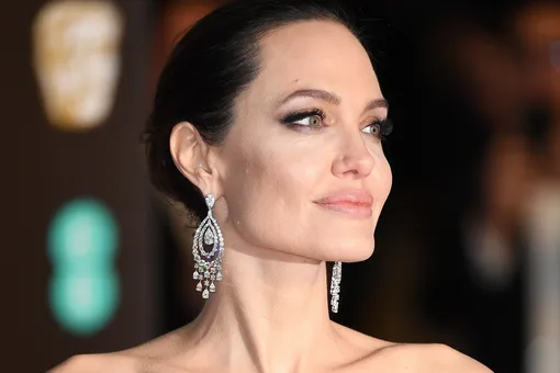 Анджелина Джоли повторила свой знаменитый образ-мем с оголенной ногой на BAFTA
