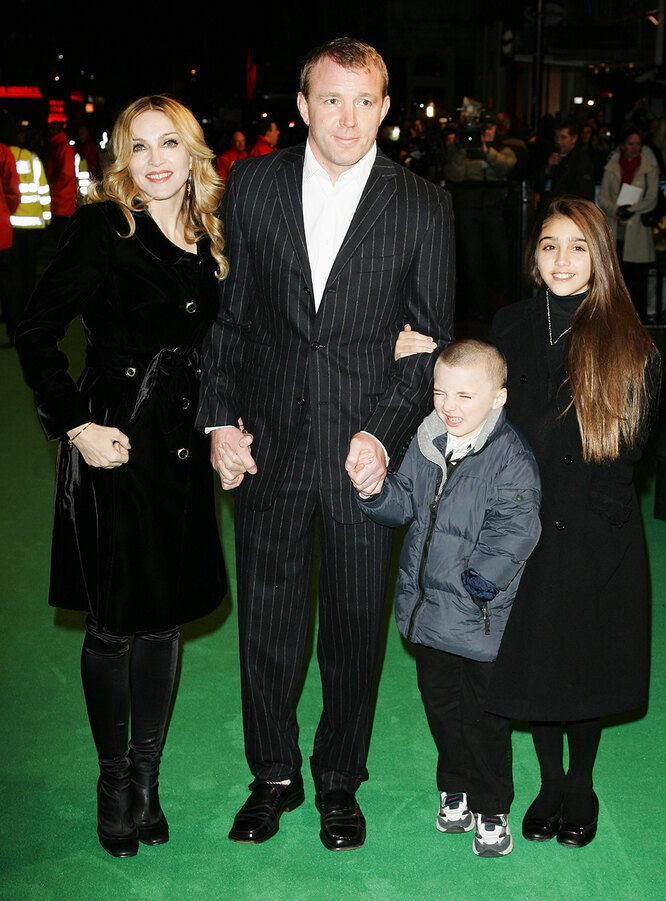Мадонна и Гай Ричи с детьми Рокко и Лурдес