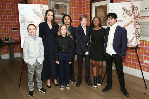Анджелина Джоли с детьми сходила на кинопоказ в Нью-Йорке