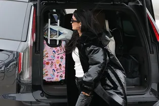 Кайли Дженнер возвращает в моду болоневые штаны. Супертеплый образ звезды идеально подойдет для русской зимы