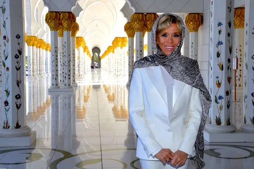 Босиком и в костюме Louis Vuitton: Брижит Макрон посетила мечеть в Абу-Даби