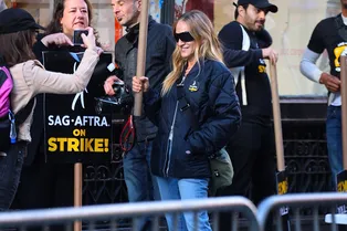 Сара Джессика Паркер гуляет в стеганой куртке. Как выбрать самую модную и с чем ее носить
