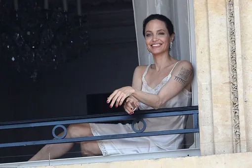 Анджелина Джоли в пеньюаре кокетливо улыбалась с балкона в Париже