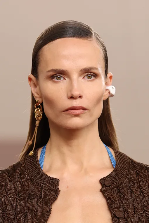 Fendi, весна-лето 2026 Модная прическа с боковым пробором