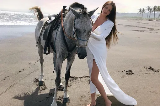 Беременная Анастасия Решетова позировала с конем на пляже
