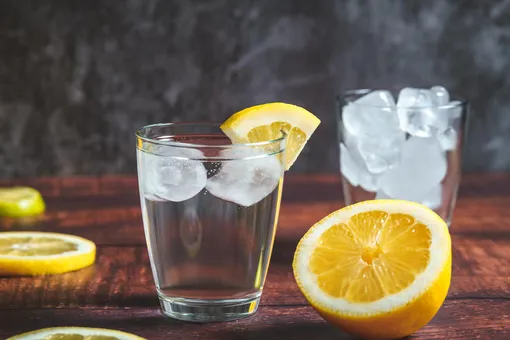 Помогает ли вода с лимоном сбросить лишний вес