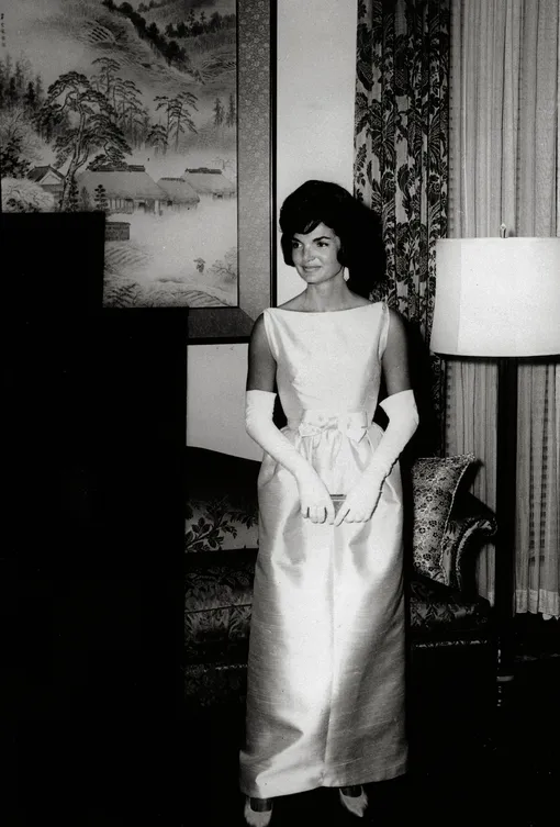 Жаклин Кеннеди в перчатках, 1961 год