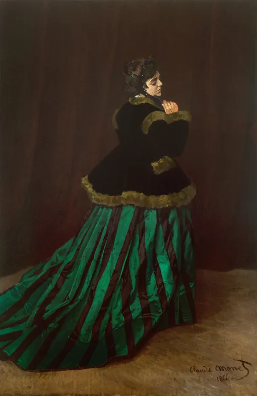 Женщина в зеленом платье