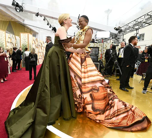 Билли Портер приветствовал гостей премии в платье Билли Портер приветствовал гостей премии в платье