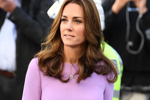 Герцогиня Кэтрин вышла в свет в лиловом платье, которое надевала год назад