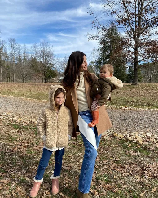 Лили Олдридж с дочерью Дикси и сыном Роем в 2020 году