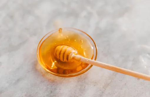 Мед — один из лучших продуктов, который можно съесть на ночь