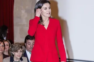 Королева Летиция в красном костюме с вырезом появилась на вручениях премий