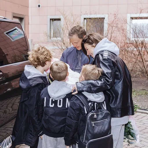 Сыновья Елены Блиновской приветствуют нового члена семьи