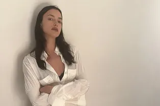 Ирина Шейк показывает, с чем носить платье-рубашку летом-2023 Ирина Шейк показывает, с чем носить платье-рубашку летом-2023