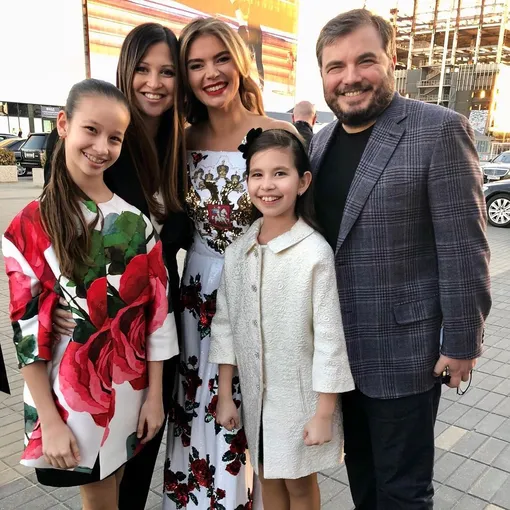 Алина с Яной, ее мужем и детьми