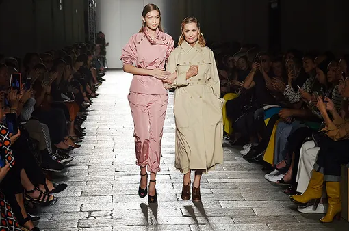 Все та же Лорен Хаттон в роли модели в показе Bottega Veneta (весна-лето 2017)