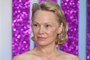 Памела Андерсон продемонстрировала два способа укладывать боб — и фанаты не перестают спорить, какой лучше