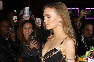 Платье Лили-Роуз Депп с Met Gala было продано с аукциона — и цена вас удивит Платье Лили-Роуз Депп с Met Gala было продано с аукциона — и цена вас удивит