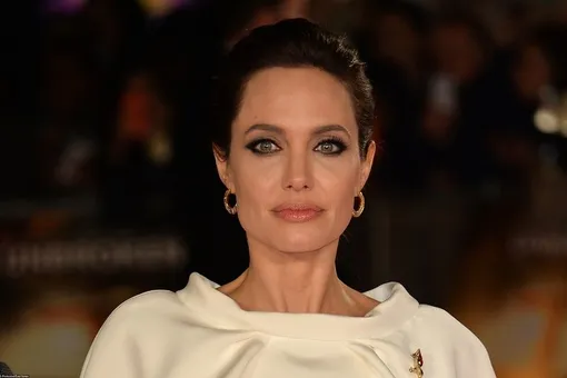 СМИ: Анджелина Джоли пыталась спасти свой брак с помощью мистических татуировок