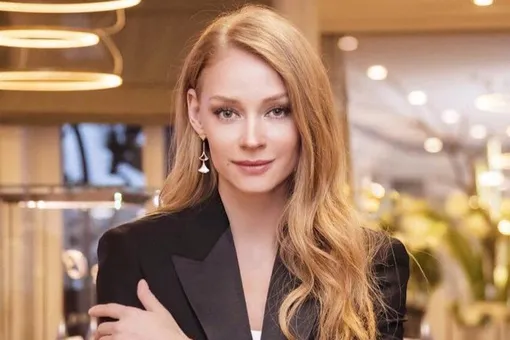 Светлана Ходченкова в бежевом костюме побывала в Сколково