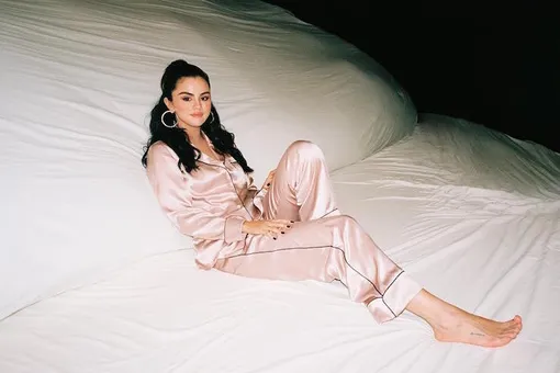 Селена Гомес в розовой пижаме поразила своей свежестью поклонников