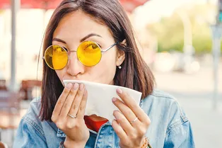 Этот жест сразу же выдает невежу — 8 из 10 человек используют салфетку неверно. А насколько хорошо вы знаете правила этикета?