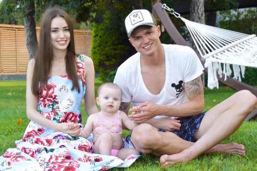 Анастасия Костенко умилила фанатов видео с дочерью и мужем