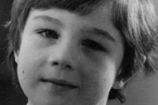 Улыбчивый мальчик с этой фотографии сыграл в фильмах о жизни в 90-х, которые любят и смотрят до сих пор. А вы уже поняли, о ком речь?