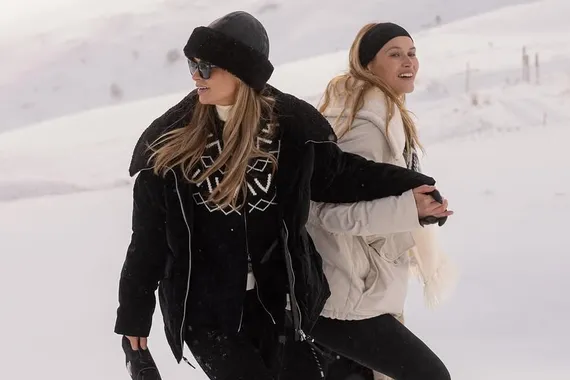 Косметичка в стиле après-ski: что точно должно быть в бьюти-наборе для зимнего отдыха