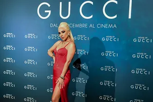 Как носить пальто вместо платья? Берем пример с Леди Гаги Как носить пальто вместо платья? Берем пример с Леди Гаги