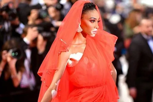 Винни Харлоу в ассиметричном платье c фатой появилась на Каннском фестивале
