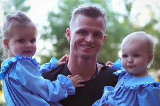 Конфликт в прошлом? Дмитрий Тарасов поделился редким фото с дочерьми от разных браков