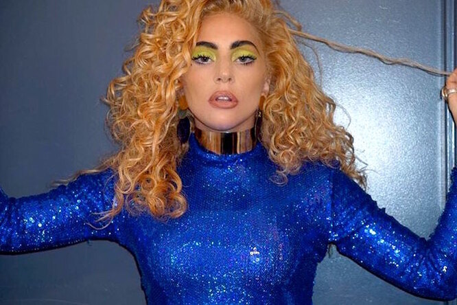 Космос! Леди Гага в синем комбинезоне и с кудрями в стиле 90-х