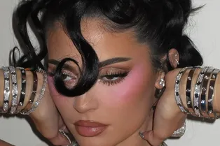 Верните нам наш 2016-й: макияж в духе Кайли Дженнер популярен как никогда Верните нам наш 2016-й: макияж в духе Кайли Дженнер популярен как никогда