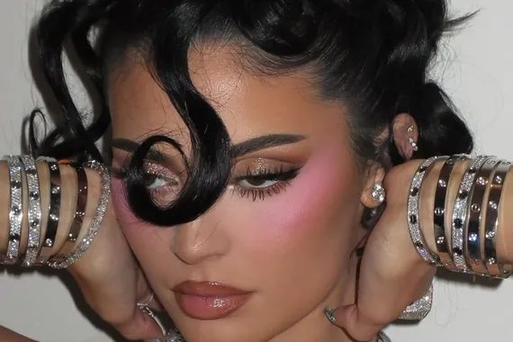 Верните нам наш 2016-й: макияж в духе Кайли Дженнер популярен как никогда