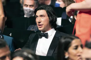 Стальной пресс звезды Star Wars Адама Драйвера свел поклонниц с ума