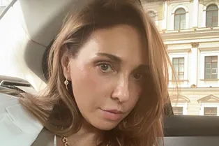 «Осень обещает быть яркой!»: Татьяна Навка модничает в полупрозрачном топе и брюках в мелкий горошек