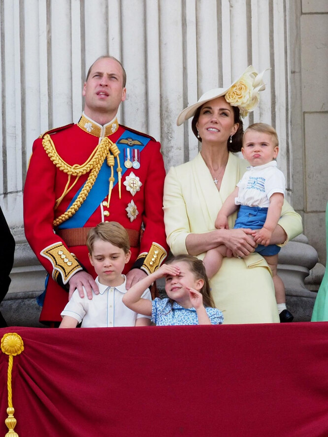 Принц Уильям, Кейт Миддлтон с принцем Луи на руках, принц Джордж и принцесса Шарлотта