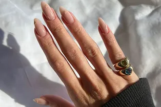 Миндаль — модная форма ногтей на весну-2024. Цветной френч и еще 5 актуальных дизайнов для такого маникюра
