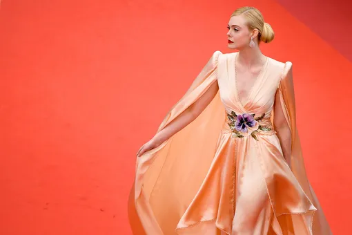 Эль Фаннинг в струящемся платье стала звездой открытия Каннского кинофестиваля