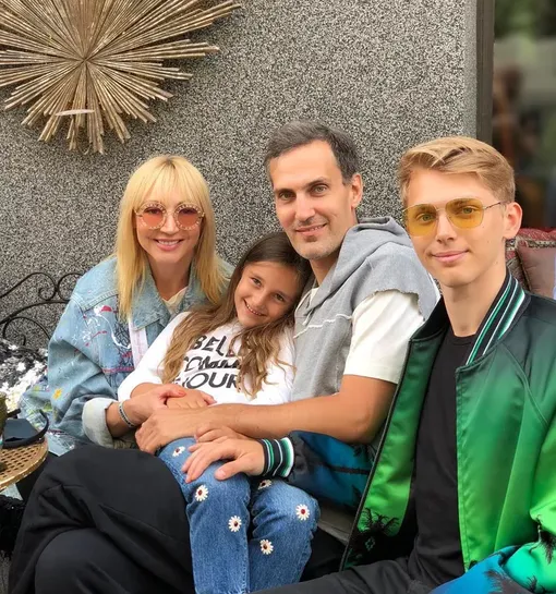 Кристина Орбакайте с мужем Михаилом Земцовым, дочерью Клавдией и сыном Дени